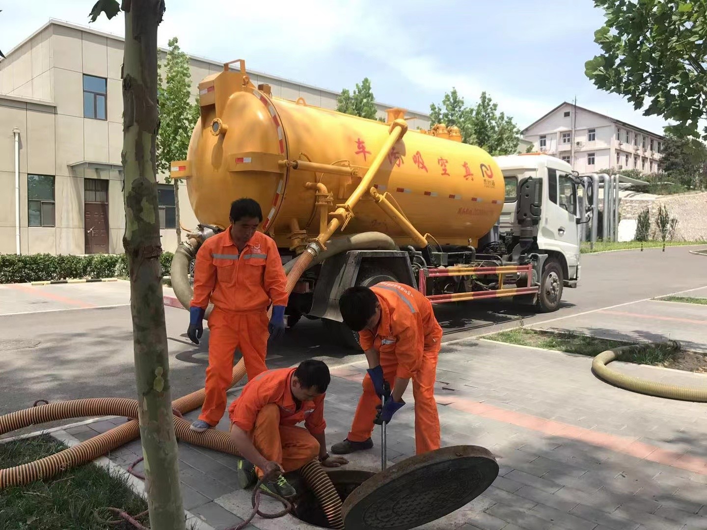 荆门管道疏通车停在窨井附近