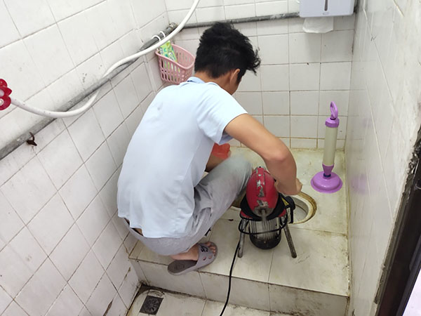 荆门肥皂掉到马桶里把马桶堵住了怎么办？马桶堵住了怎么办